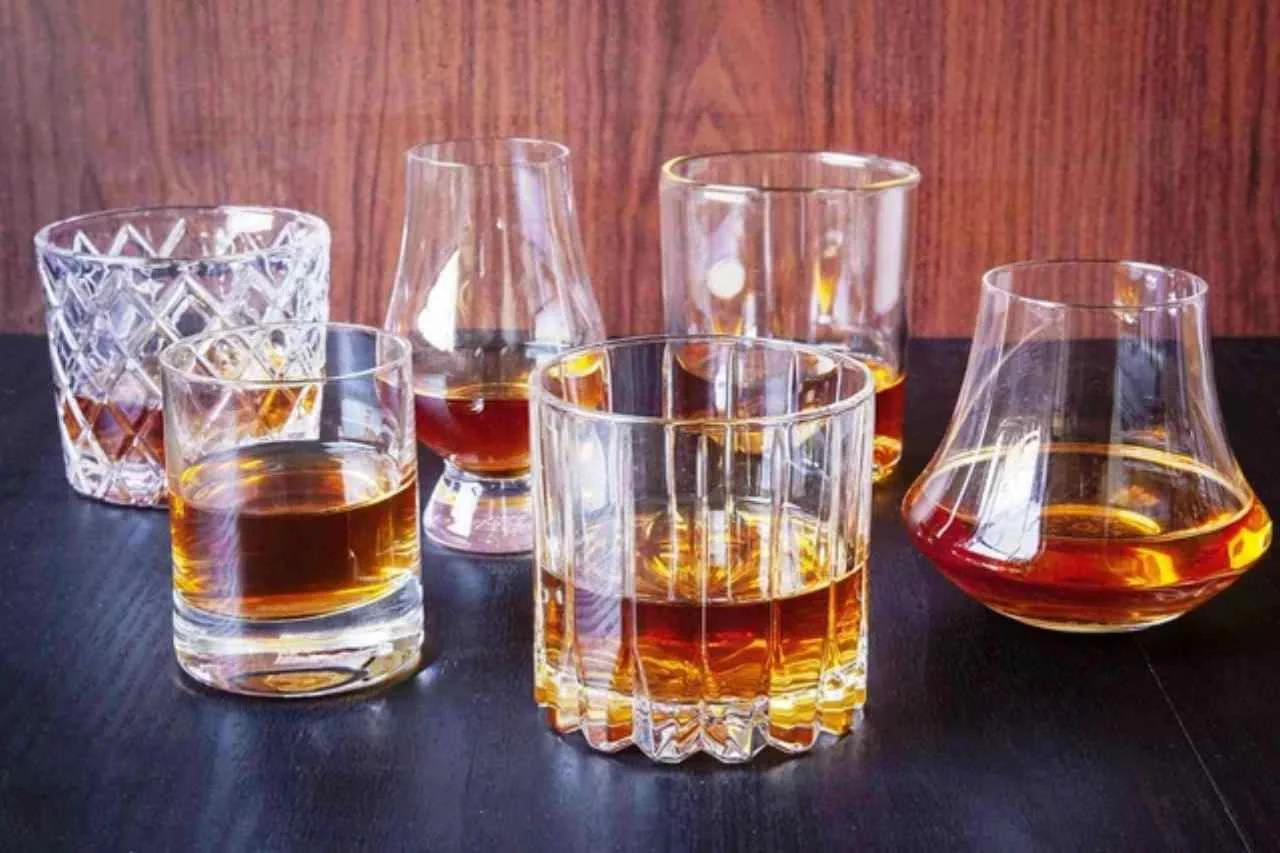 diferentes vaso de whisky